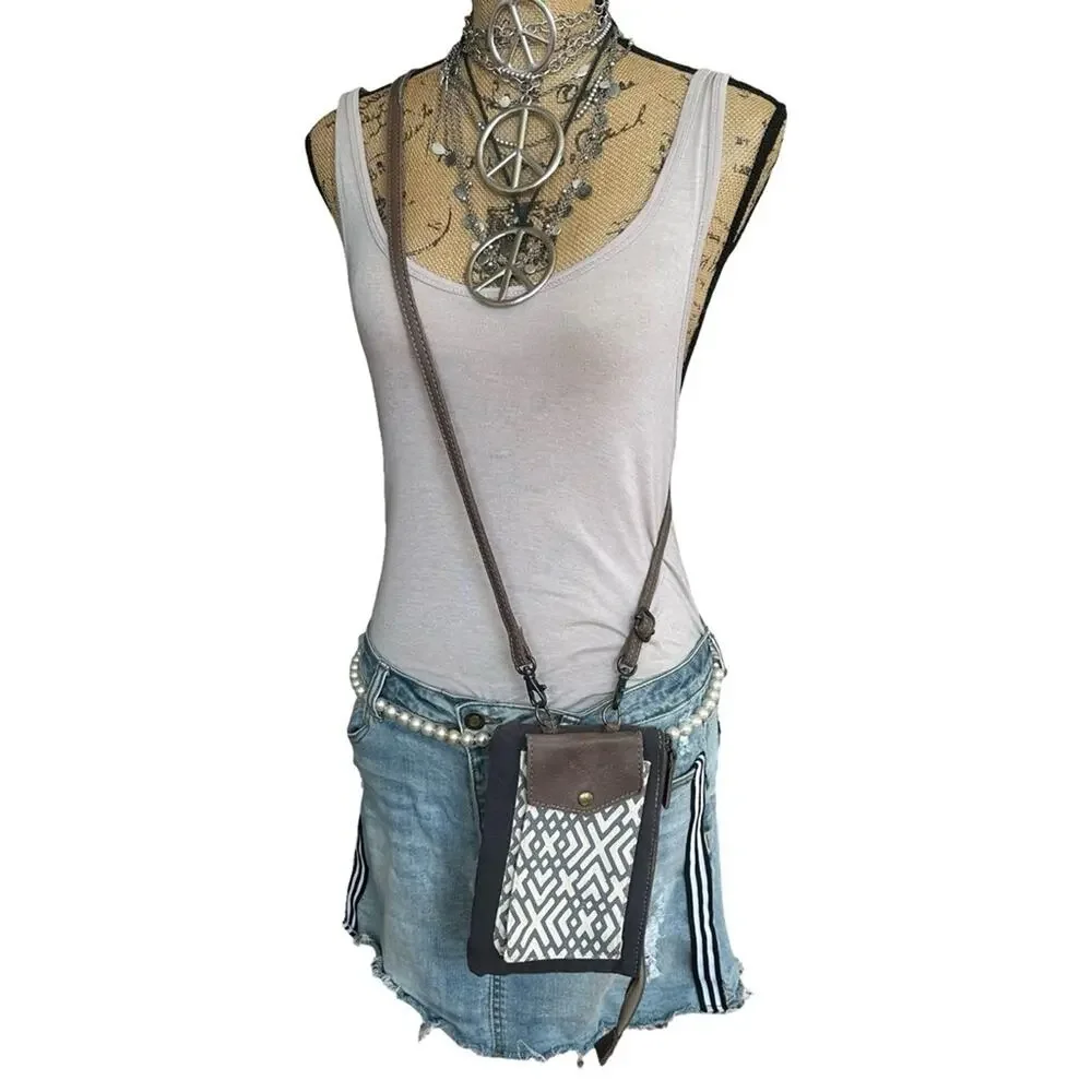 NWOT - Myra Bag - X Design Pocket Small Crossbody Black and Cream Patterned - Picture 14 of 14